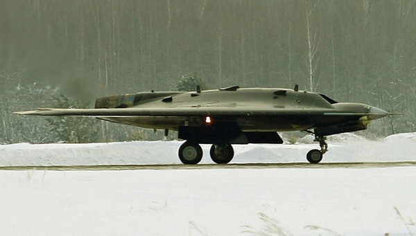 ▲獵人–B在俄軍試飛場600米高處飛行約20分鐘後成功降落。（圖／翻攝自新浪）