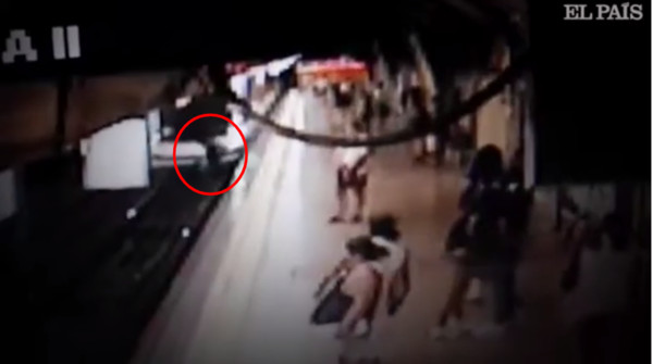 ▲▼ 巴西男踢乘客下月台。（圖／翻攝自Youtube／Ronaldo NO9）