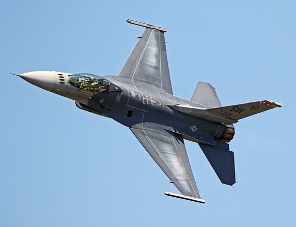 ▲▼  美軍F-16V左側機身的檢修面板脫落。（圖／翻攝自Tom Demerly臉書）