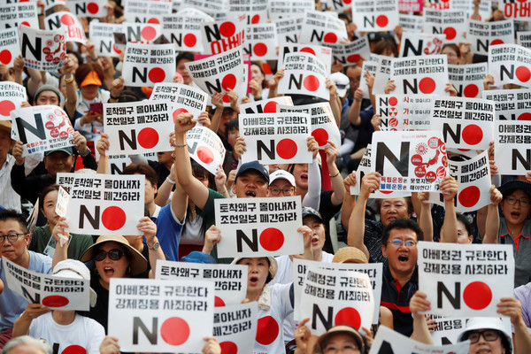 ▲日韓貿易戰升溫，南韓民眾上街發起抵制日本運動。（圖／路透社）