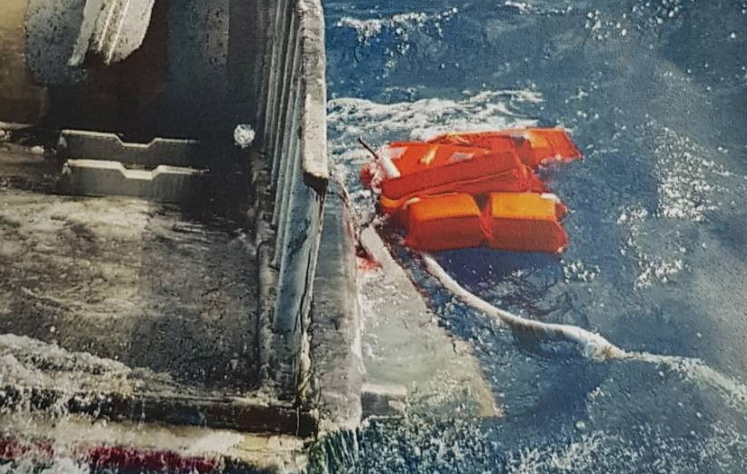 ▲釣魚台東北方30浬海面漁船殘骸旁救生衣有「永再富」字樣，是「全船」2008年前的船名。（圖／游芳男翻攝，下同）