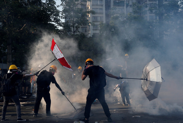 ▲▼香港反送中示威，警方用催淚彈驅趕。（圖／路透社）