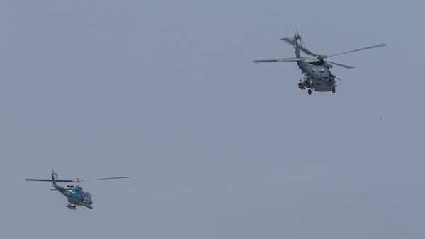 ▲▼2019年7月18日,MH-60R多功能海鷹直升機飛行在荷莫茲海時，經過一架伊朗直升機 。（圖／路透）