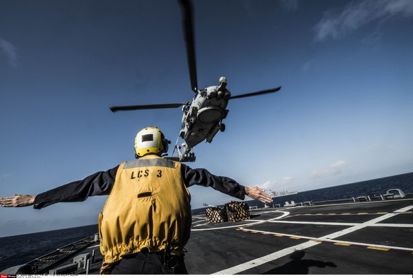 ▲▼ 2015年2月27日,MH-60R正在中國南海處進行垂直補給。（圖／達志影像／美聯社）