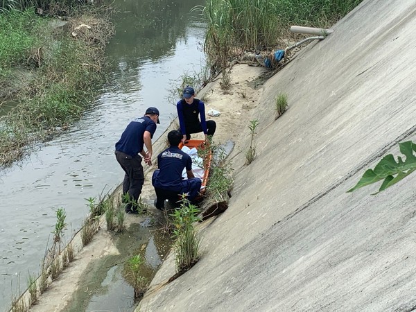 ▲▼ 消防人員民雄鄉平和村鴨母坔大排執行溺水搜救案。(圖/記者翁伊森翻攝)