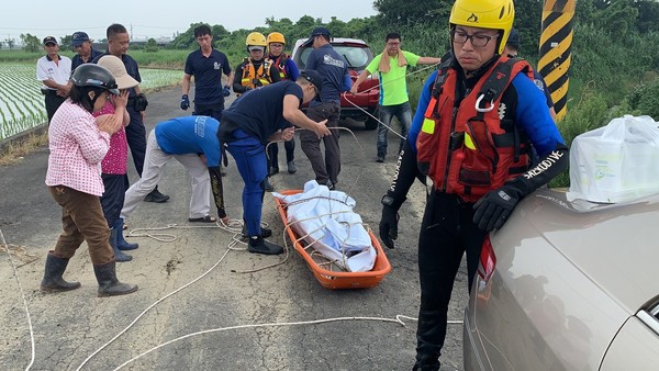 ▲▼ 消防人員民雄鄉平和村鴨母坔大排執行溺水搜救案。(圖/記者翁伊森翻攝)