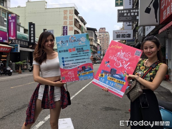 ▲天津商圈推出買千送百活動。(圖/記者鄧木卿攝)