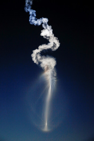 ▲▼ 美東時間周四清晨6時13分，擎天神5號火箭因技術問題短暫耽擱後成功發射，搭載美國空軍AEHF-5新型通訊衛星升空。（圖／路透）