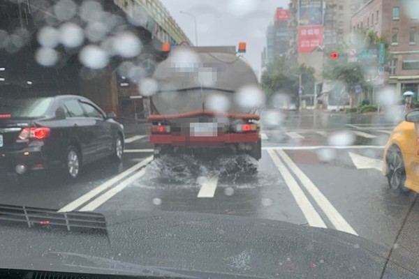 ▲▼颱風天還出動灑水車！他傻眼「這是腦殘？」　網秒蓋500樓打臉…解釋真相。（圖／翻攝自爆怨公社）