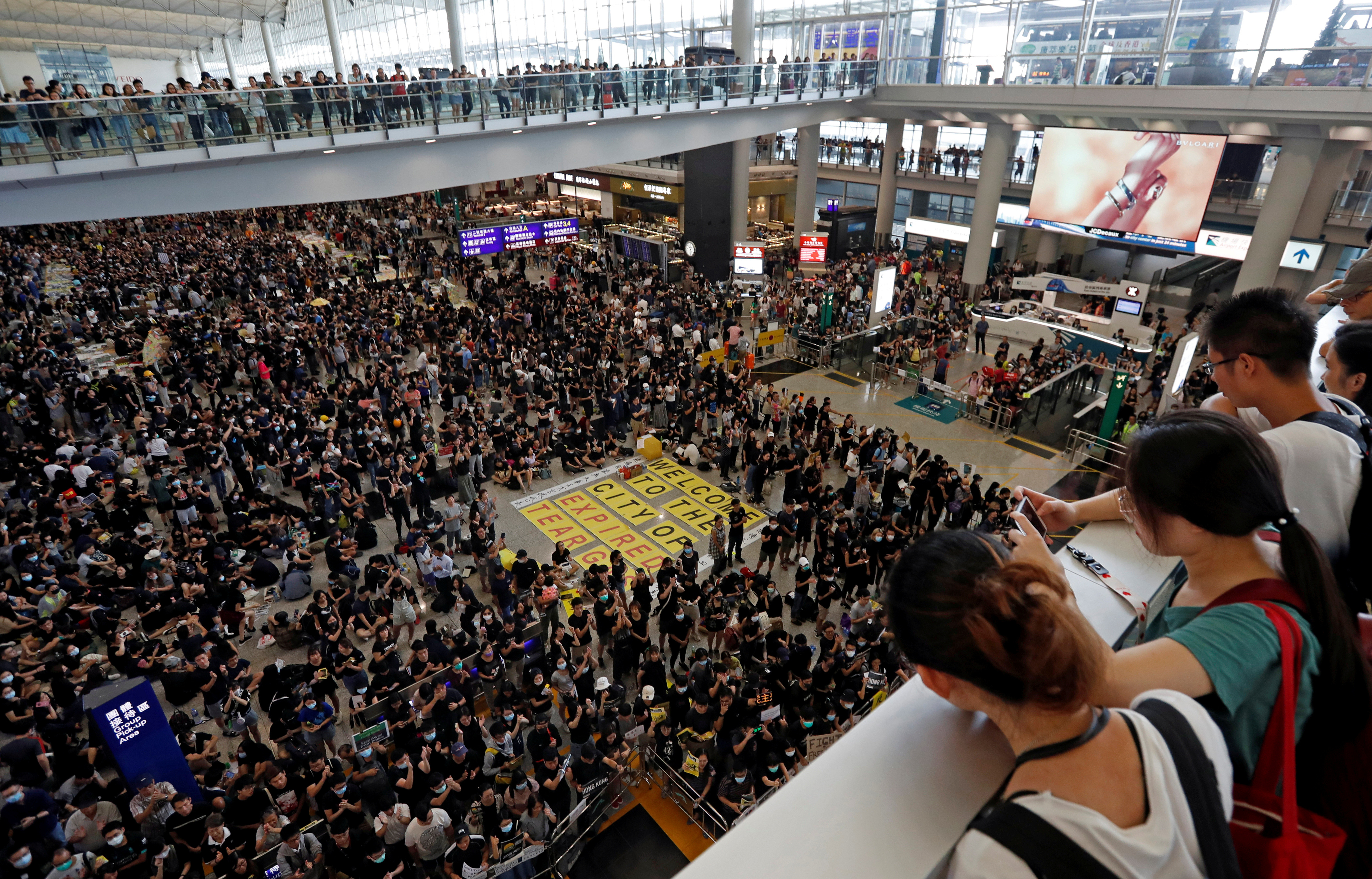 ▲反送中民眾在香港機場迎賓大廳舉行集會。（圖／路透）