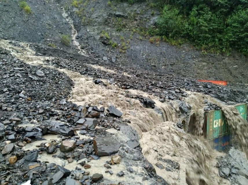 ▲南投縣仁愛鄉鄉道投89線力行產業道路翠巒路段土石流，土石與黃濁泥流覆蓋路面，雙向交通中斷。