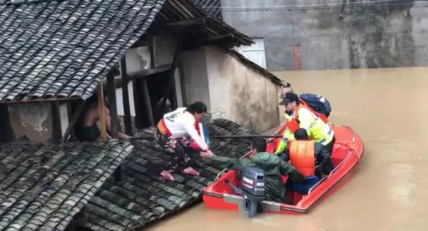 ▲利奇馬帶來大量雨勢導致永嘉縣居民被洪水圍困。（圖／翻攝澎湃新聞）