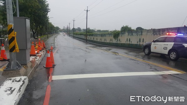 ▲▼      柯羅莎「牽西南風」大雨狂襲台中南屯　五權西路往郊區「車道全封」       。（圖／記者陳玉翻攝）