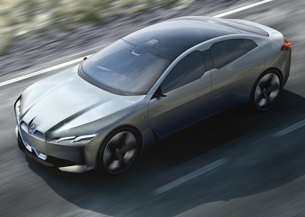 BMW最新電動車i4進入道路實測　2021年量產正式對決特斯拉Model 3（圖／翻攝自BMW）