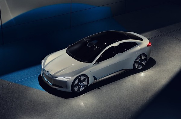 BMW最新電動車i4進入道路實測　2021年量產正式對決特斯拉Model 3（圖／翻攝自BMW）