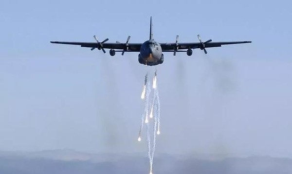 ▲美國空軍表示，C-130出現「非典型裂縫」，須暫時停止服役。（圖／翻攝自新浪）