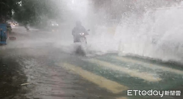 ▲▼        暴雨狂襲台中！水花「濺起超巨浪」騎士雨瀑中遭灌頂　馬路淹成河+人孔蓋狂噴     。（圖／記者陳玉翻攝）