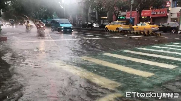 ▲▼        暴雨狂襲台中！水花「濺起超巨浪」騎士雨瀑中遭灌頂　馬路淹成河+人孔蓋狂噴     。（圖／記者陳玉翻攝）