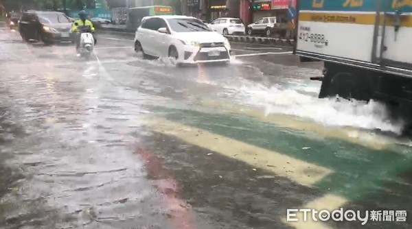 ▲▼        暴雨狂襲台中！水花「濺起超巨浪」騎士雨瀑中遭灌頂　馬路淹成河+人孔蓋狂噴     。（圖／記者陳玉翻攝）