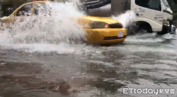 ▲▼        暴雨狂襲台中！水花「濺起超巨浪」騎士雨瀑中遭灌頂　馬路淹成河+人孔蓋狂噴     。（圖／記者陳玉翻攝）