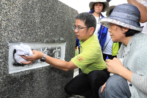 ▲▼市長江聰淵（黃上衣）等人以橋頭碑拓印來致敬將走入歷史宜蘭橋。（圖／宜蘭市公所提供）