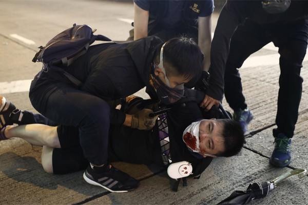 ▲香港11日晚間多名身穿黑衣的男子協助制伏示威者。（圖／香港01授權使用，請勿隨意取用，以免侵權，下同）