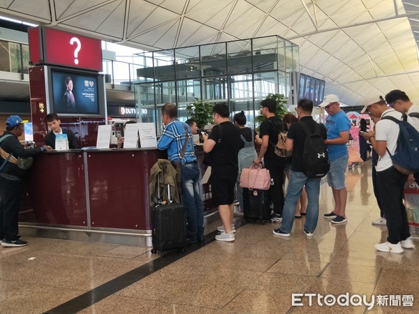 ▲▼香港機場今日航班全部取消，旅客排隊到資訊站尋求協助。（圖／讀者提供）