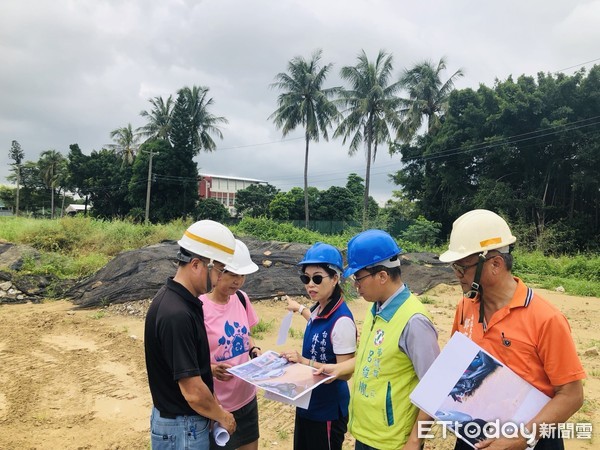 ▲道路工程滾滾泥水狂瀉衝路面，台南市議員林美燕、呂維胤要求工務局盡督工之責。（圖／記者林悅翻攝，下同）