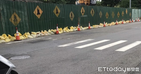 ▲道路工程滾滾泥水狂瀉衝路面，台南市議員林美燕、呂維胤要求工務局盡督工之責。（圖／記者林悅翻攝，下同）