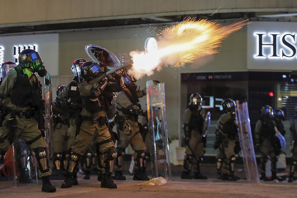 ▲▼香港警察發射催淚彈。（圖／達志影像／美聯社）