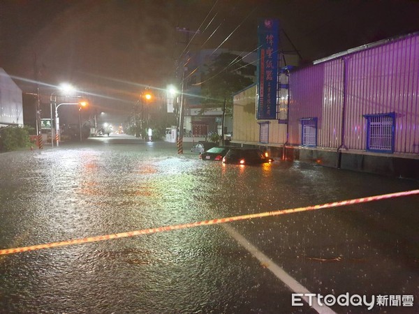 ▲台南市警方冒雨實施道路封鎖管制。（圖／記者林悅翻攝，下同）