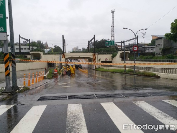 ▲台南市警方冒雨實施道路封鎖管制。（圖／記者林悅翻攝，下同）