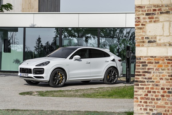 ▲Porsche推出Cayenne Turbo S E-Hybrid／Coupe、Cayenne E-Hybrid Coupe。（圖／翻攝自Porsche）