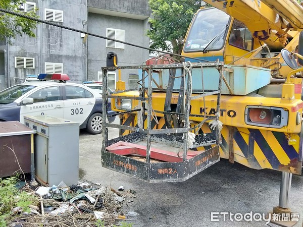 ▲▼2死工安慘劇，肇事的吊車與吊籃。（圖／游芳男攝）