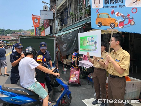 ▲ 兒童搭載機車熟記「四字訣」 瑞芳警上街加強宣導護平安。（圖／記者郭世賢翻攝）