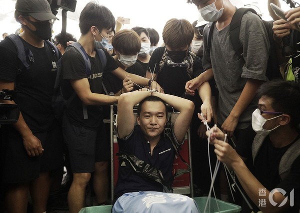▲▼香港警員被毆曾拔手槍，《環時》記者被示威者綁手 。（圖／香港01）
