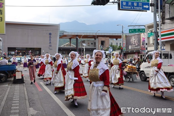 ▲「法國布列塔尼土風舞團」受邀來台巡迴演出，首站玉里，從玉里火車站出發，先進行熱鬧的踩街遊行。（圖／記者王兆麟攝，下同）