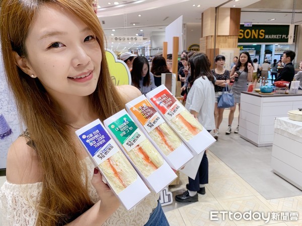 ▲「韓國人氣歌謠三明治」開賣，才一營業就吸引近百「韓粉」排隊購買            。（圖／記者吳奕靖攝）