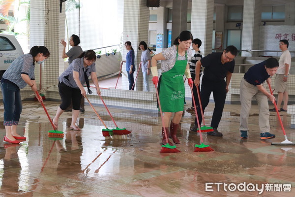 ▲中華醫大教職員總動員清理淹水後的校園，國軍弟兄也加入協助中華醫大進行災後清理工作。（圖／記者林悅翻攝，下同）