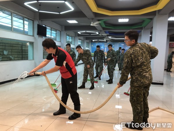 ▲中華醫大教職員總動員清理淹水後的校園，國軍弟兄也加入協助中華醫大進行災後清理工作。（圖／記者林悅翻攝，下同）