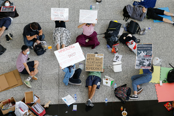▲香港機場已貼出禁制令，在入境大堂仍有少部分示威者。（圖／路透社，下同）