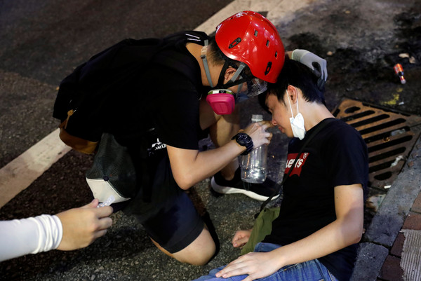 ▲香港警方深水埗推進，無人街射多枚催淚彈。（圖／路透）