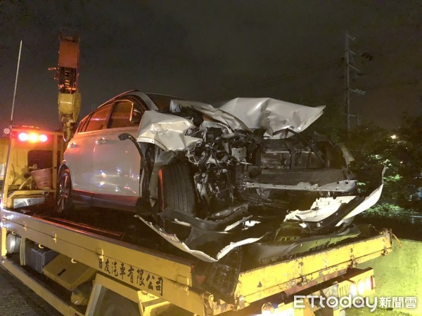 ▲▼中山高汐止-五堵段14日晚間發生聯結車的翻覆意外，造成連環車禍，2名駕駛送醫救治，車輛回堵近2公里。（圖／記者趙永博攝）