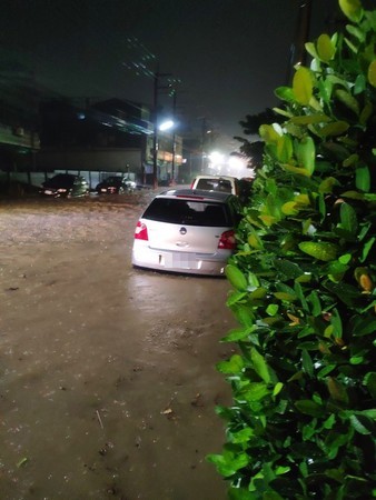 ▲彰化整夜豪大雨，田中中南路坍方。（圖／翻攝自彰化踢爆網）