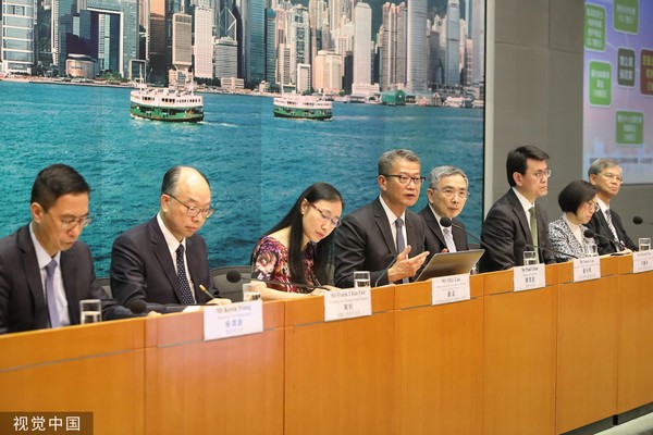 ▲香港財政司司長陳茂波公佈7大振興經濟措施。（圖／CFP）