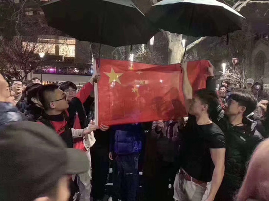 ▲▼親北京人士舉五星旗包圍澳洲「反送中」人士。（圖／翻攝自環球網）