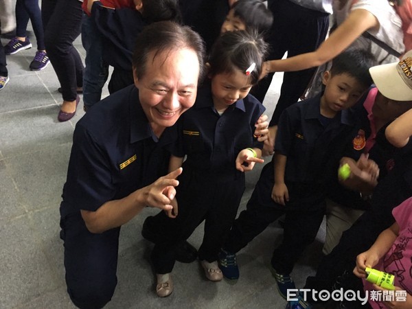 ▲台南市警「小小警察體驗營」在台南市永華國民運動中心揭開序幕，市警局長周幼偉親與小朋友互動，展現高度合力。（圖／記者林悅攝，下同）