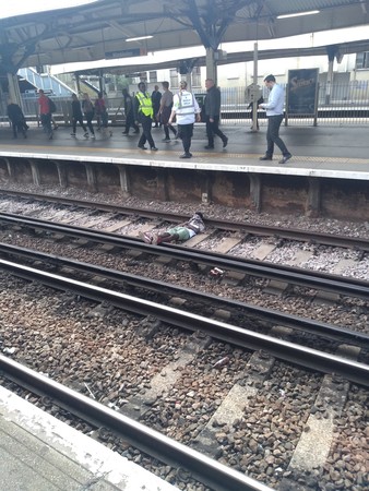 ▲英國男酒醉後睡溫布頓車站遭電到冒煙慘死。（圖／翻攝自推特）