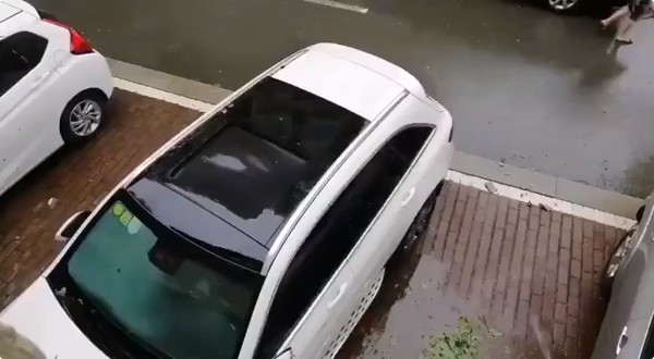 ▲▼網路瘋傳「天窗沒關水淹滿車」的影片。（圖／翻攝自Facebook／老司機）