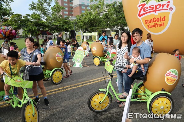 ▲台南市政府與Zespri紐西蘭商奇異國際公司，封街辦理「Zespri超有感封街小孩趴」活動，讓大小朋友一同遊戲，體驗健康好吃又好玩的活動。（圖／記者林悅翻攝，下同）